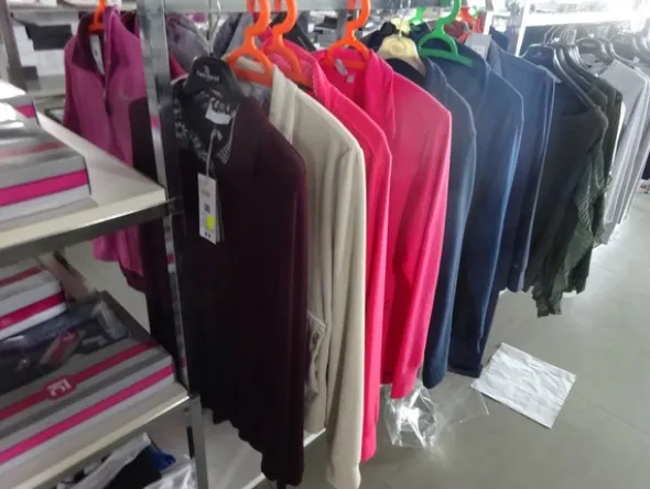 5#5425 Abbigliamento e arredi da negozio