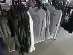 5#5425 Abbigliamento e arredi da negozio