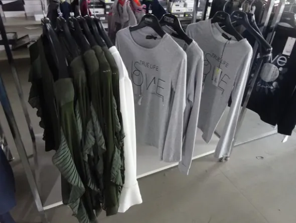5#5425 Abbigliamento e arredi da negozio