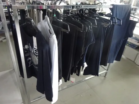 5#5425 Abbigliamento e arredi da negozio