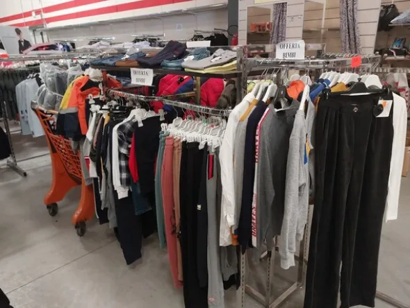 10#8450 Abbigliamento uomo donna bambino