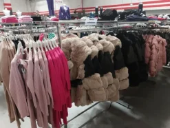 10#8450 Abbigliamento uomo donna bambino