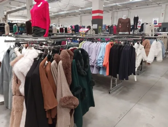 10#8450 Abbigliamento uomo donna bambino
