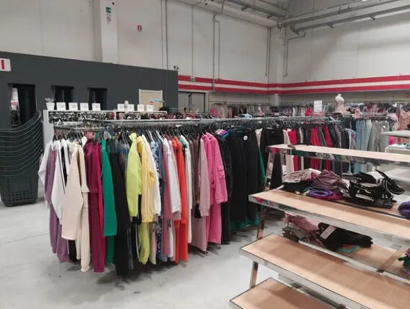 10#8450 Abbigliamento uomo donna bambino