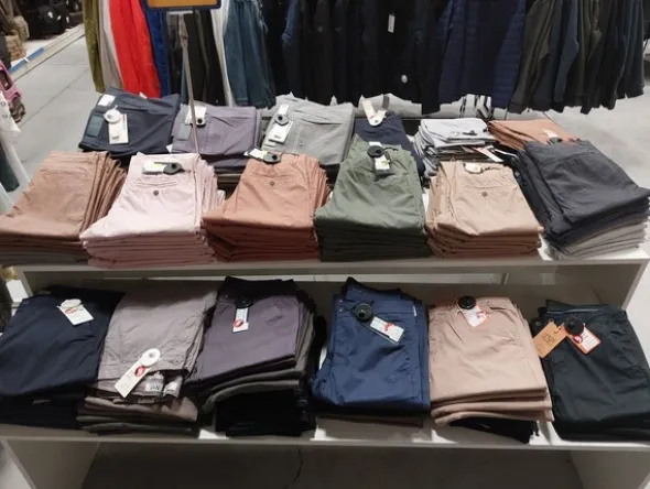 10#8450 Abbigliamento uomo donna bambino