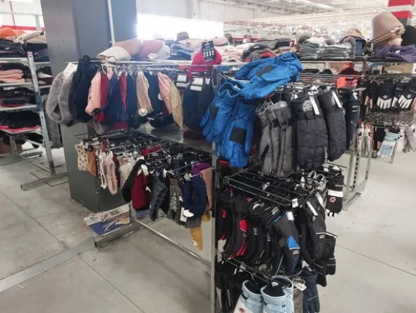 10#8450 Abbigliamento uomo donna bambino