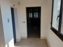 #12822 Affitto/Vendita Ampio ufficio con autorimessa in edificio commerciale