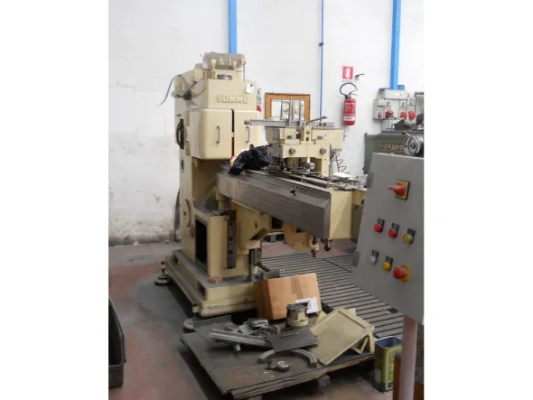 Aggraffatrice automatica per lattine e barattoli