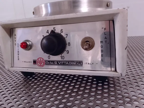 AGITATORE MAGNETICO CON PIASTRA RISCALDANTE (LAB-PIA-9)