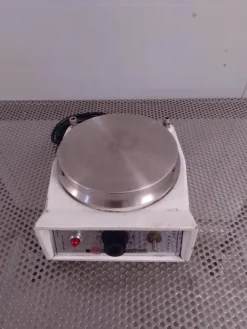 AGITATORE MAGNETICO CON PIASTRA RISCALDANTE (LAB-PIA-9)