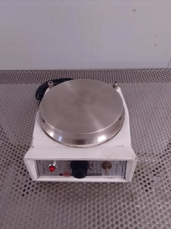 AGITATORE MAGNETICO CON PIASTRA RISCALDANTE (LAB-PIA-9)