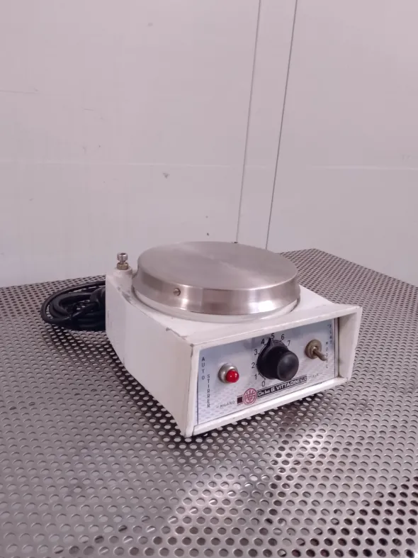 AGITATORE MAGNETICO CON PIASTRA RISCALDANTE (LAB-PIA-9)