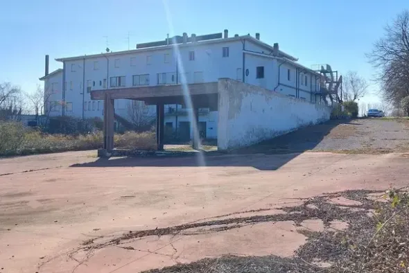 #14914 Albergo da ristrutturare e terreno sportivo