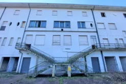 #14914 Albergo da ristrutturare e terreno sportivo