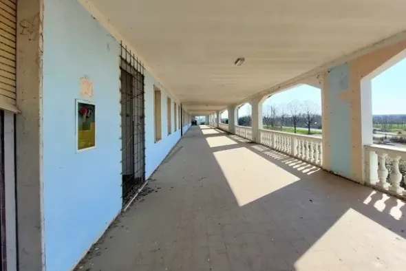 #14914 Albergo da ristrutturare e terreno sportivo