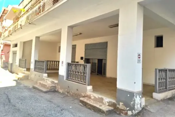 #25523 Ambienti direzionali al piano terra con portico