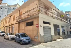 #25523 Ambienti direzionali al piano terra con portico