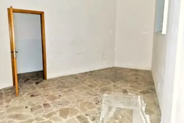#25523 Ambienti direzionali al piano terra con portico