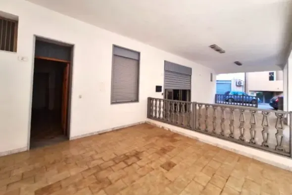 #25523 Ambienti direzionali al piano terra con portico