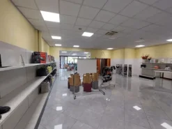 #2537843 Ampio negozio con grande visibilità su Via Emilia