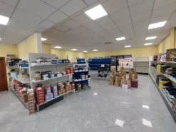 #2537843 Ampio negozio con grande visibilità su Via Emilia
