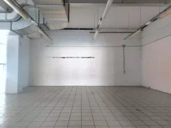 #18307 Ampio negozio in zona commerciale