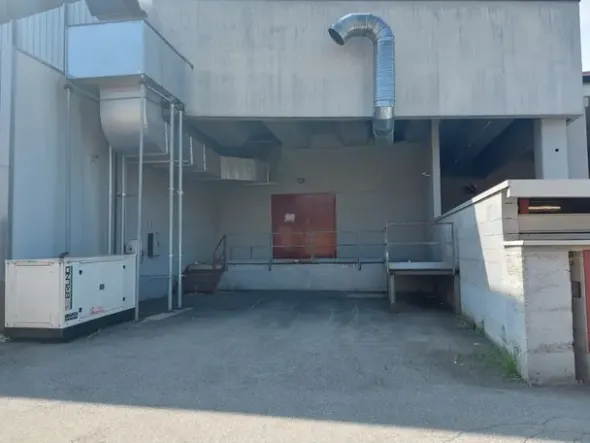 #18307 Ampio negozio in zona commerciale
