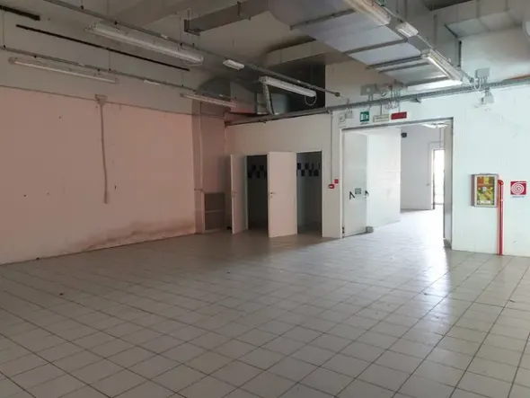 #18307 Ampio negozio in zona commerciale