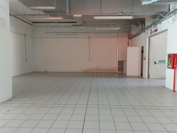 #18307 Ampio negozio in zona commerciale