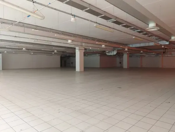 #18307 Ampio negozio in zona commerciale