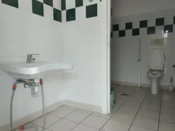 #18307 Ampio negozio in zona commerciale