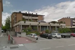 #21756 Ampio ufficio al piano terra oltre a tre autorimesse