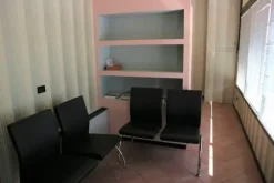 #21756 Ampio ufficio al piano terra oltre a tre autorimesse