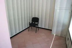 #21756 Ampio ufficio al piano terra oltre a tre autorimesse