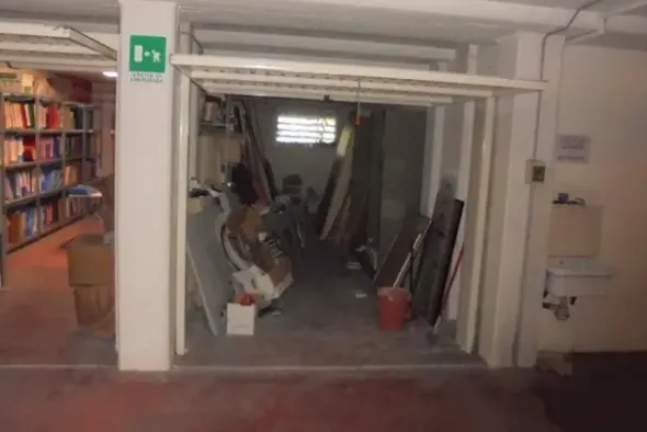 #21756 Ampio ufficio al piano terra oltre a tre autorimesse