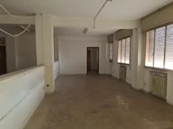 #2638499 Ampio ufficio con cantina e box auto