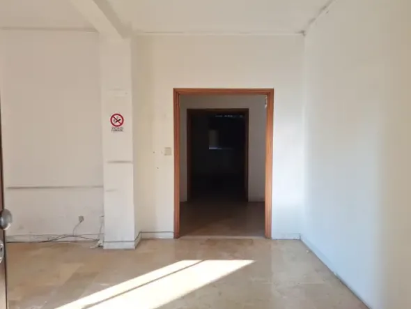 #2638499 Ampio ufficio con cantina e box auto