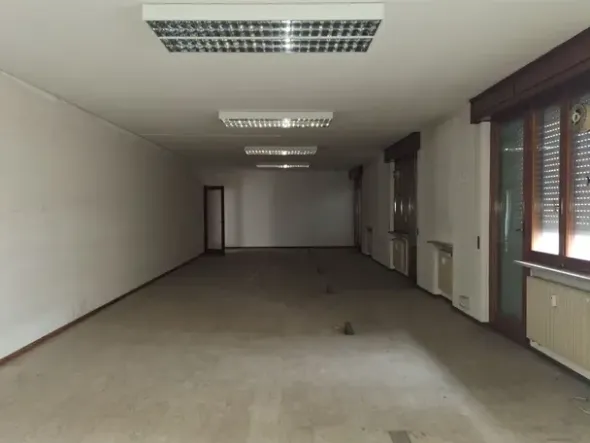#2638530 Ampio ufficio con cantina e parcheggi di pertinenza