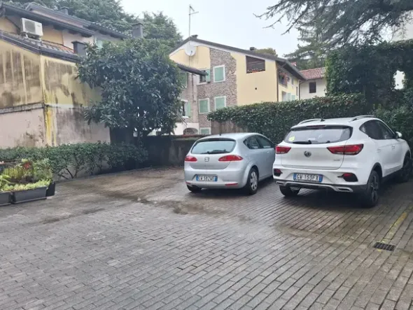 #2638530 Ampio ufficio con cantina e parcheggi di pertinenza