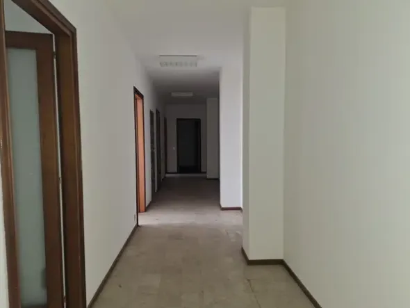#2638530 Ampio ufficio con cantina e parcheggi di pertinenza