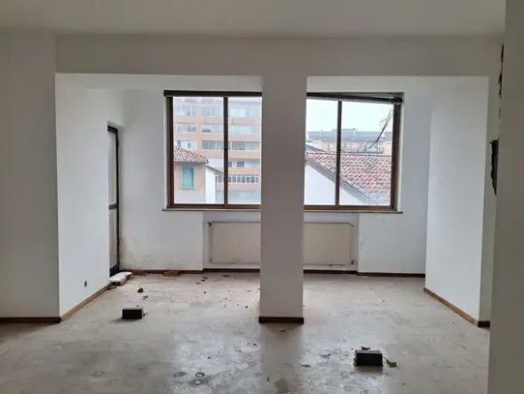 #2638530 Ampio ufficio con cantina e parcheggi di pertinenza