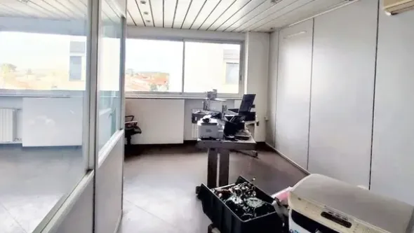 #23582 Ampio ufficio con posti auto e depositi