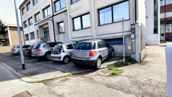 #23582 Ampio ufficio con posti auto e depositi