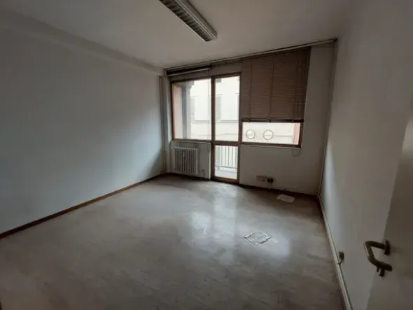#2638352 Ampio ufficio in edificio residenziale