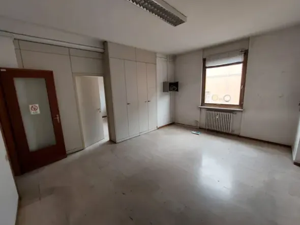 #2638352 Ampio ufficio in edificio residenziale