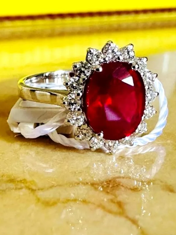 ANELLO IN ORO BIANCO 18k RUBINO E DIAMANTI TOT. CT 4.72