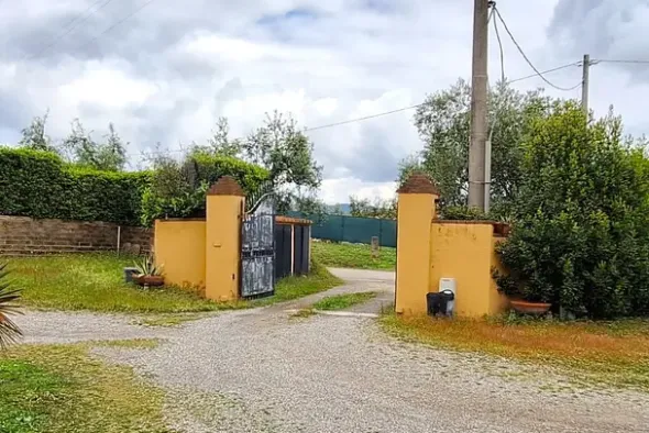 #23461 Appezzamento agricolo collinare e annessi rurali