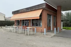 #2638601 Area di rifornimento con negozio e lavaggio