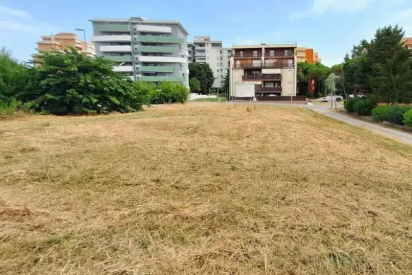 #24078 Area edificabile di 1227 mq in zona residenziale