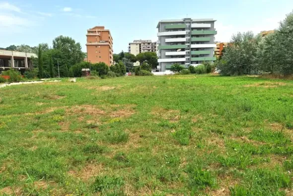 #24077 Area edificabile di 886 mq in zona residenziale